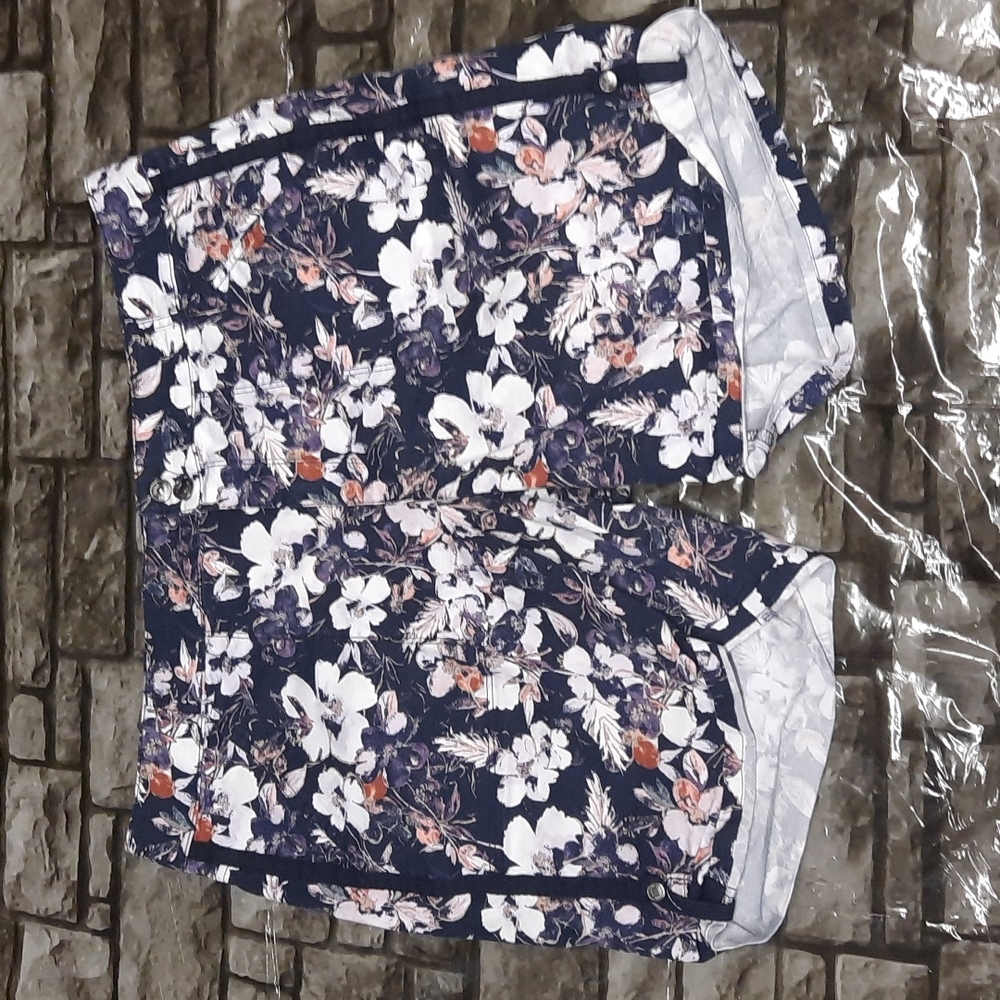 Gloria vanderbilt floral slimming effect size 16 shorts
